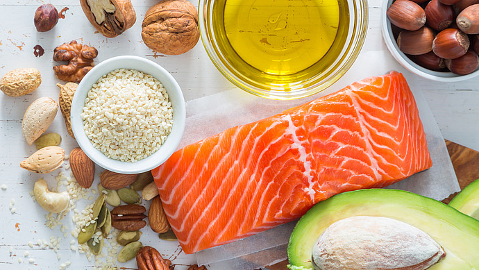 Lachs, Avocado, Öl, Nüsse und Samen