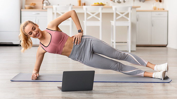Frau macht zuhause Sport
